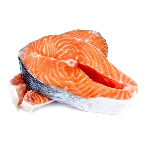 filete de salmón fresco con piel sobre fondo blanco