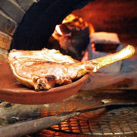 Lechazo asado en horno de leña