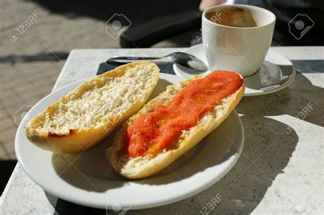 Tostadas con tomate y café con leche en un desayuno español