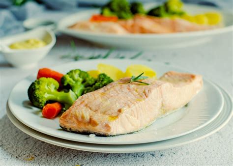 Plato saludable de salmón al vapor con patatas y verduras