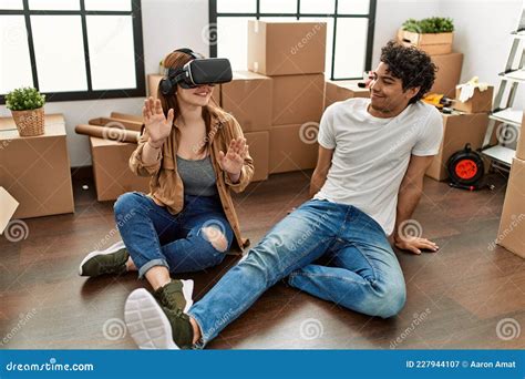 Pareja jugando con ataduras eróticas