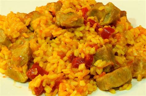 Plato de arroz tradicional murciano con carnes de cerdo