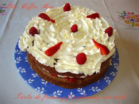 Corte de tarta de bizcocho con nata y frambuesas