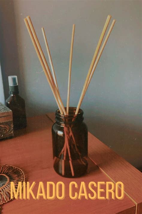 Mikado cítrico casero con varillas enrolladas