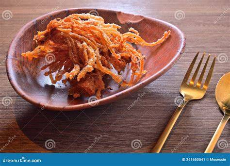 Aguja frita en un plato