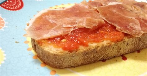 Tosta con agujas y tomate