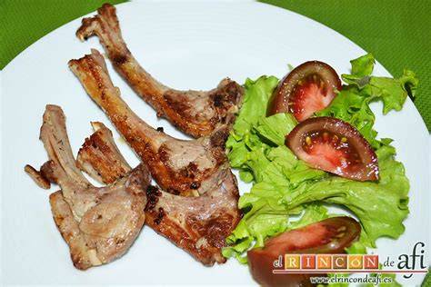Chuletillas de cordero marinadas listas para cocinar
