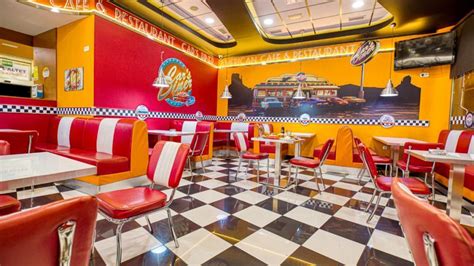 Decoración interior de Hamburguesería Marbella al estilo americano de los años 50