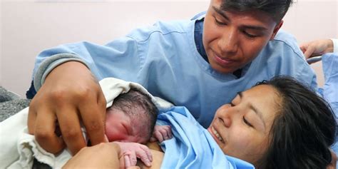 Bebé prematuro en rebozo piel con piel con su madre