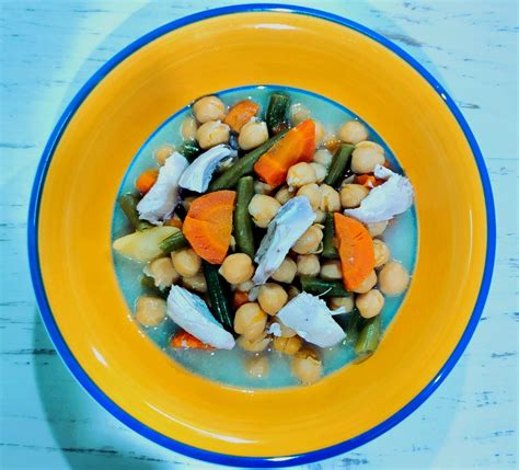 Puchero de garbanzos con pollo y judías verdes