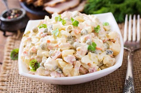 Recipiente con mayonesa casera y ensalada rusa