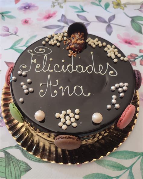 Variedad de tartas decoradas para celebraciones