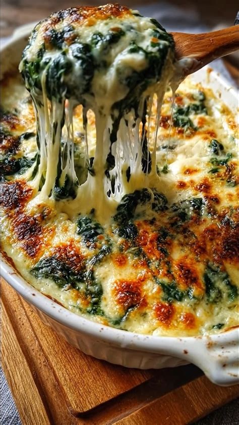 Espinacas con bechamel y queso en fuente para horno