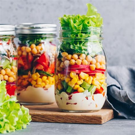 Ensalada en capas en un frasco de vidrio