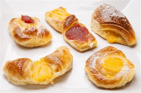 Variedad de dulces y facturas argentinas en Pastelería Mendieta