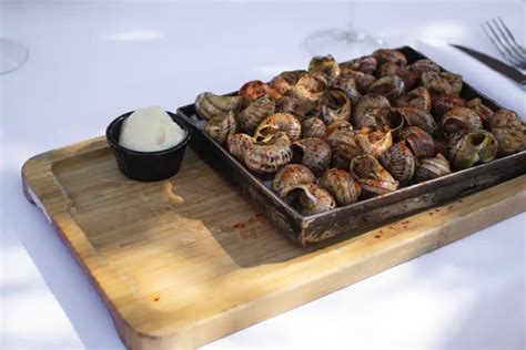 Bandeja de caracoles a la plancha con alioli