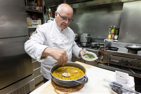 Jaime Sanz y su hijo Jordi preparando el arroz Calabuch