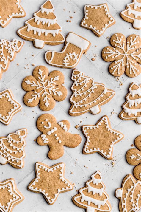 Galletas navideñas recién horneadas y decoradas con glaseado blanco