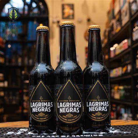 Cerveza negra artesanal servida junto a una tableta de chocolate negro puro