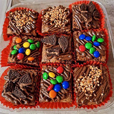 Brownie de chocolate terminado con decoración de azúcar glass