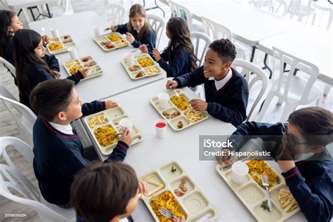 Estudiantes comiendo Katsudon antes de un examen