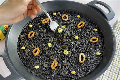 Plato de calamares en su tinta con arroz
