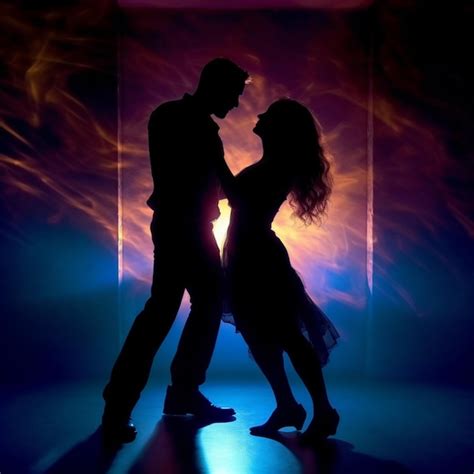 Pareja bailando salsa romántica en un ambiente íntimo