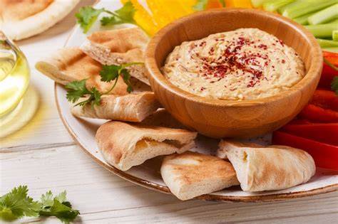 Hummus con pan de pita y verduras