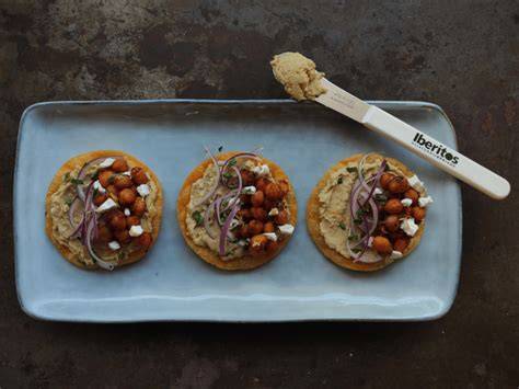 Tortitas con hummus, garbanzos especiados, queso feta y cebolla morada