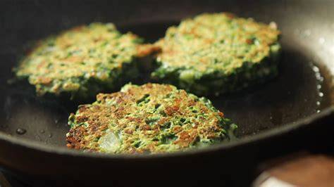 Tortitas de espinacas con topping de hummus y vegetales