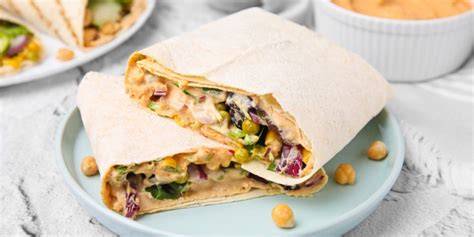 Wraps de tortilla de trigo con hummus y verduras