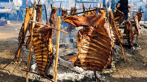 Técnica tradicional de asado a la estaca al aire libre
