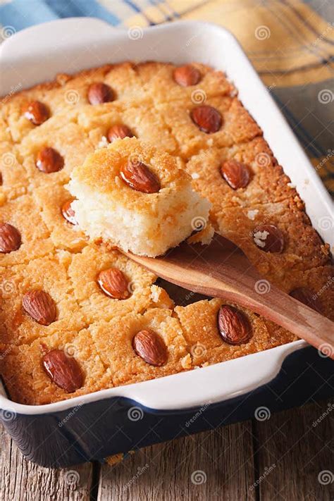 Basbousa adornada con almendras