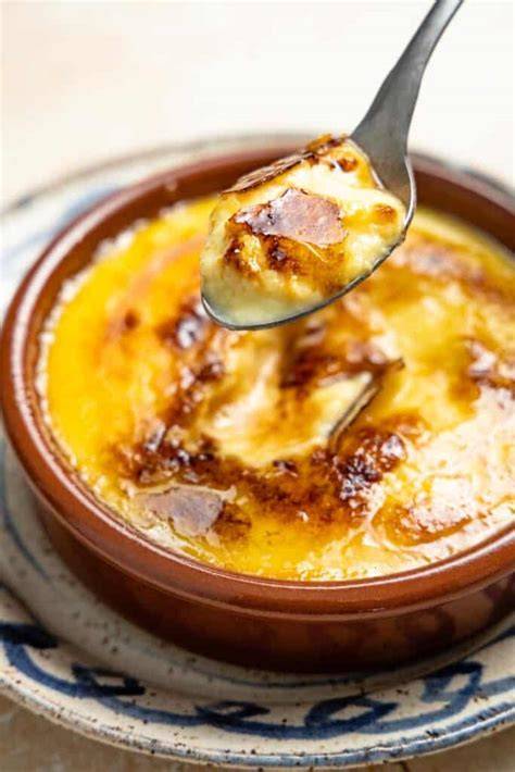 Crema Catalana en su recipiente de barro