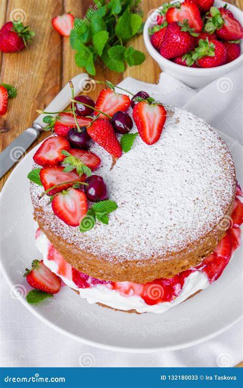 Victoria Sponge Cake con fresas y crema