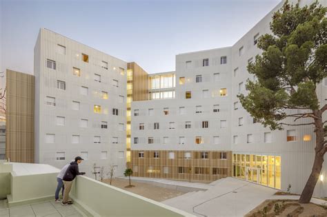 Fachada moderna de la residencia estudiantil Bro-coli en Praga