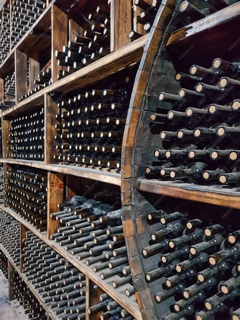 Bodega de vinos con gran variedad de etiquetas