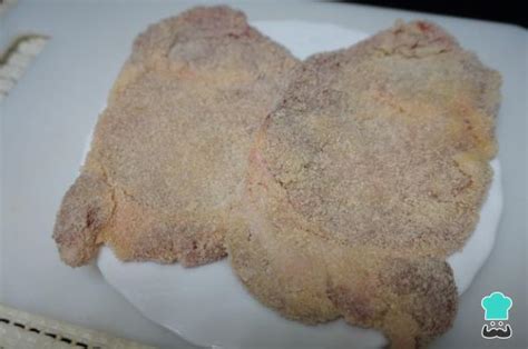 Filetes empanados en la cubeta de la freidora de aire