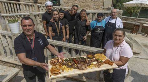 Tablas XXL de raciones en el Asador A Baiuca