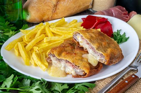 Plato de cachopo tradicional servido en una mesa con vistas al mar Mediterráneo