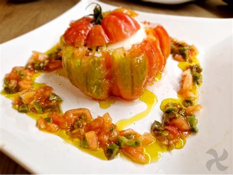 Plato de Tomate Pelado con aceite de albahaca