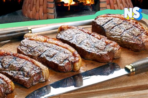 Mesa con diferentes cortes de carne a la brasa en un churrasco brasileño