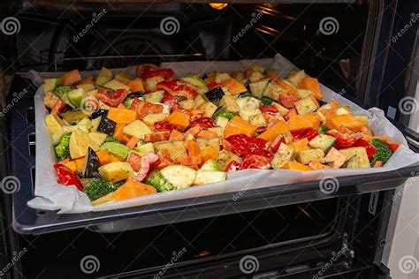 Verduras cortadas y preparadas para hornear