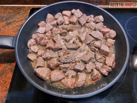 Carne de ternera salpimentada y marcada en una olla