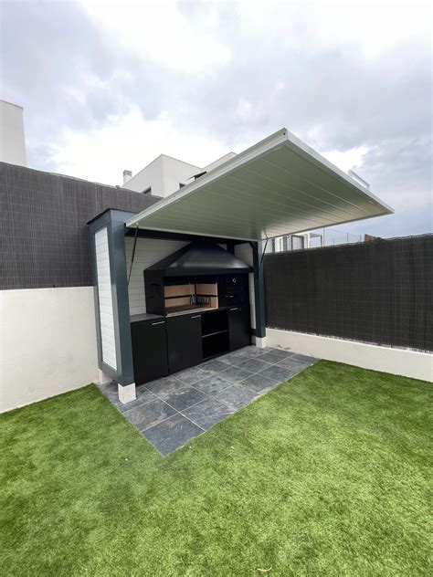 Barbacoa empotrada con pérgola abatible