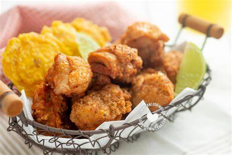 Chicharrón de pollo recién frito y dorado