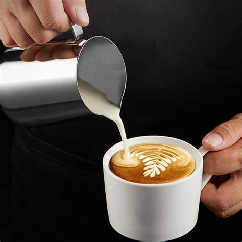 Tazas de café con latte art usando leche barista