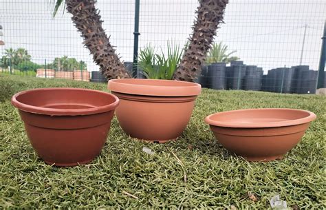 Variedad de maceteros de cobre para plantas