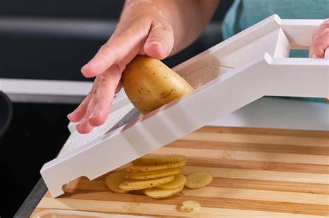 Patatas cortadas con mandolina listas para cocinar