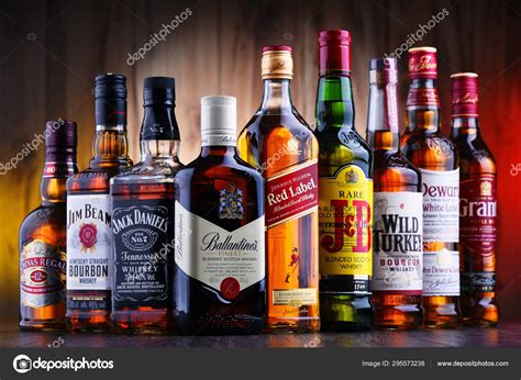 Botellas de whisky casero